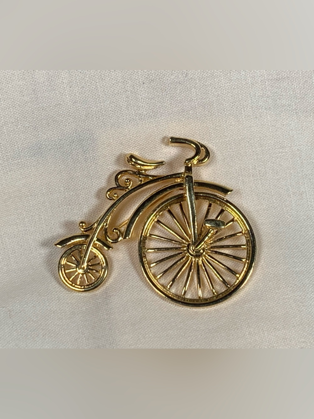 Vintage Avon Victorian Style Bicycle Brooch with Articulated Wheel